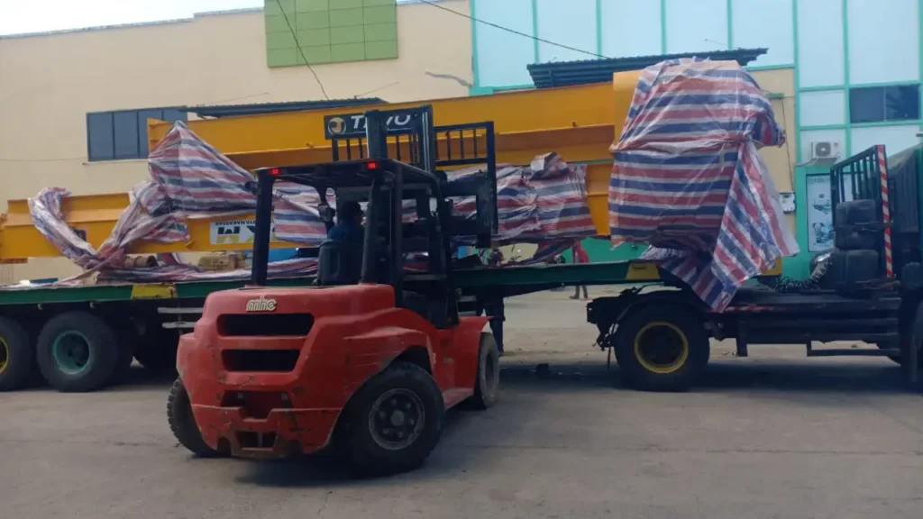 pengangkutan mesin crane dengan forklift